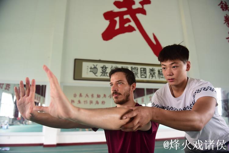 李建宾精准接腿摔展现武术智慧，2000年散打王争霸赛技惊四座